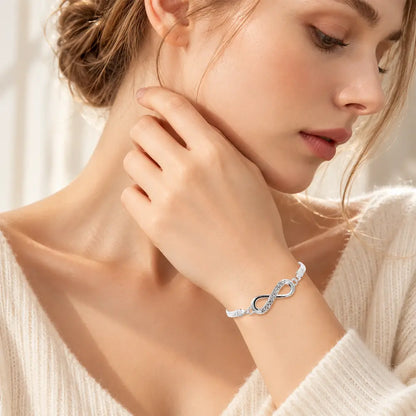 🔥🎁【Kúpte 1 a získajte 1 zadarmo✨】Jednoduchý, elegantný, luxusný, trblietavý dámsky strieborný náramok